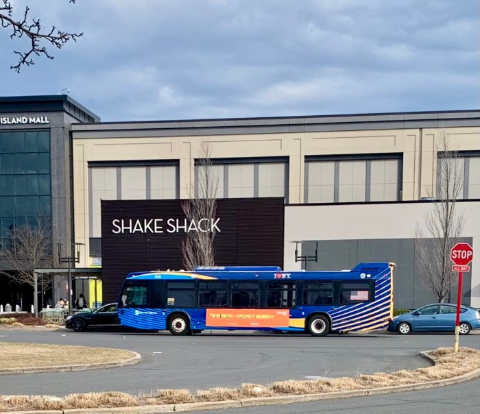 Thousands of commuters to be displaced under plan to remove Staten Island Mall bus routes 2 a bus at the Staten Island Mall during the day